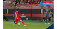 这球没必要吃牌！哨声响起，克劳德一脚将球踢飞，被判黄牌