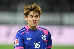 逆境中的坚韧之心！日本球员德甲赛季首秀情绪饱满