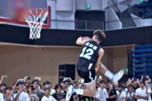 梅州扣篮王展现惊人天赋，扣篮表演令凯尔登表情包走红
