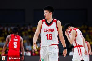 首节中国男篮进攻受阻，17投仅中6球，三分线外9投2中