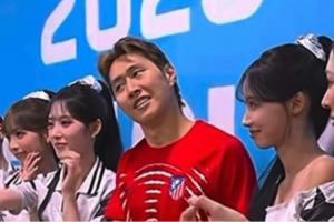全网热议！李刚仁与女团合影，球迷直呼太有爱