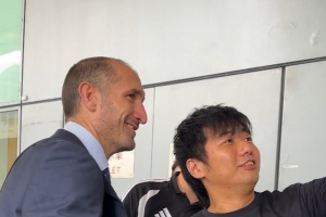 基耶利尼抵达中国香港与尤文会合，前队长老图拉姆及球员们将参与活动