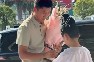 马宁亮相“村超”解说区观战：深感热情，这是最纯粹的足球