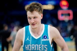 黄蜂新星克尼佩尔喜迎21岁华诞,NBA新秀三分王再添辉煌