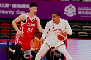 今晚迎战中国男篮！开拓者双向球员通杰分享照片：与崔永熙对位